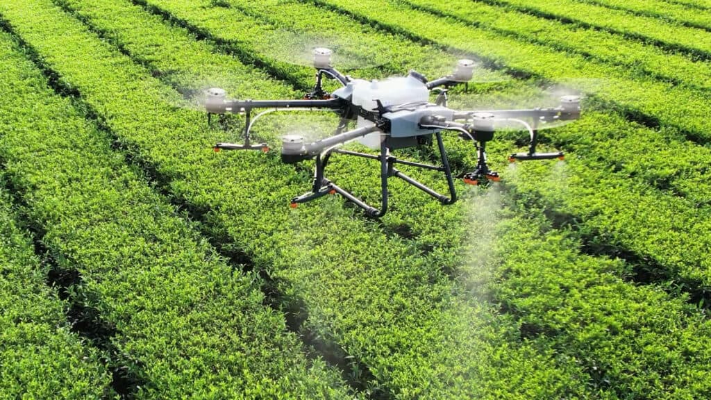 Drone aplicando producto en agricultura
